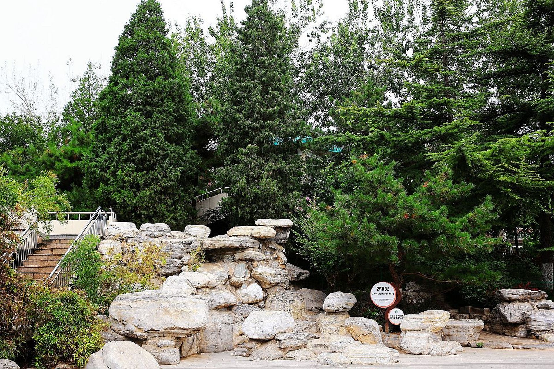 美好生活家# #旅游攻略# 古城公园位于北京石景山区,建于1981年,是