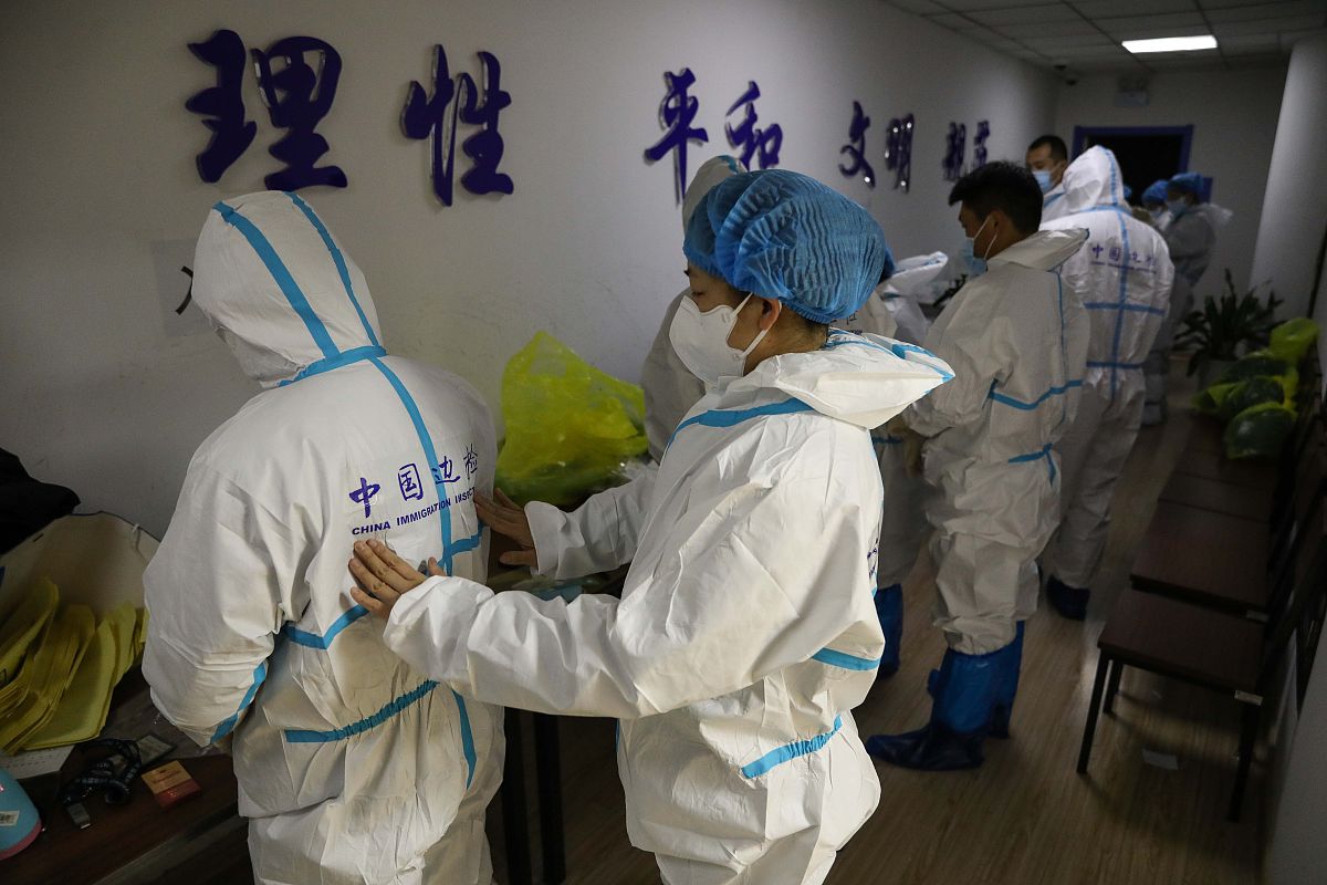 2021年1月9日,山东青岛机场出入境边防检查站执勤六队副队长朱娱函勤