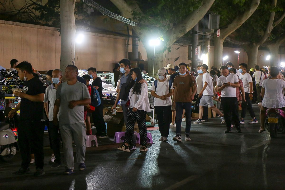 2020年6月1日,郑州健康路夜市复市,前来逛街的市民熙来攘往,而商户则