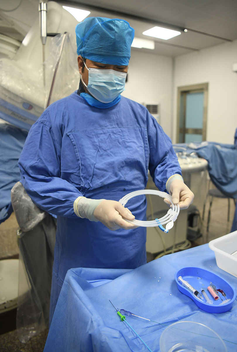 压力性尿失禁手术治疗: 人工括约肌与球海绵体悬吊术