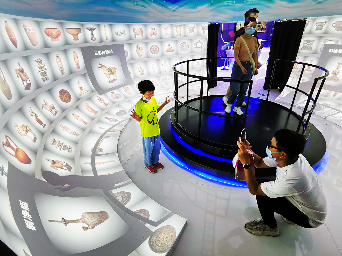 把这篇文章扩写成至少5000字第一章 引言11 研究背景二元一次方程和一次函数图像是初中数学中的重要概念和工具广泛应用于生活和科学各个领域。二元一次方程是含有两个未知数且最高次项的次数为一的方程二元一次方程组则是由两个或者多个二元一次方程联立得来的方程组而一次函数图像是描述了一种线性关系的图形。研究二元一次方程与一次函数图像之间的关系以及利用它们之间的关系解二元一次方程组可以帮助我们更好地理解和应