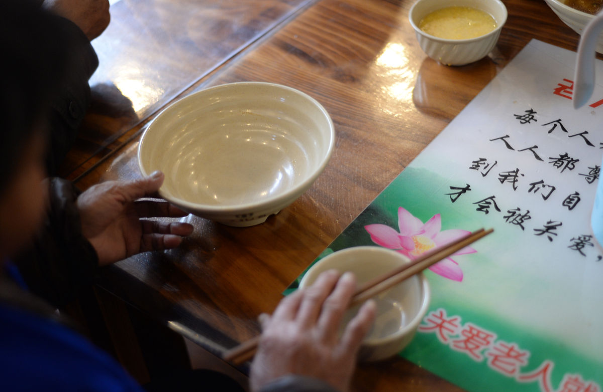 给我10个有关描述洗衣机、夏日、护色亮白的四字词语