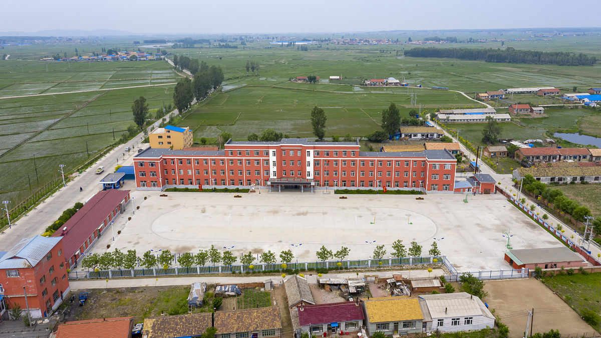 行唐县职教中心新址：县城东部，交通便利，环境优美