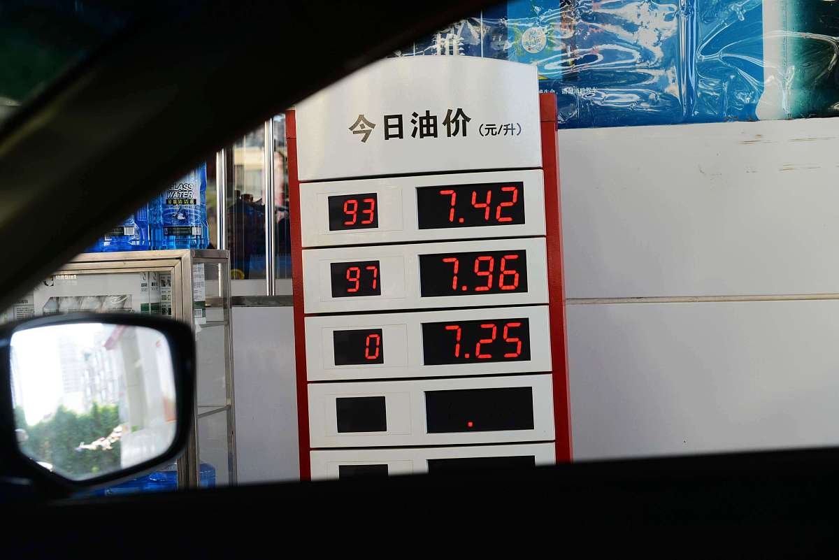 润色以下文字 让它变得更通顺不要删减内容：但是左图就不一样了对吧？如果说右边儿这张图的符号儿是一种上下级的关系而左边儿这个图就是一个内外的关系这张照片实际是高雄的出租车一看场景很台湾他实际上拍了一个高雄所有我们看的那个出租车的计价器是吧？我们这里面这张照片拍的我觉得很牛逼啊。就是他某种意义上他向我拍的方式啊基本上跟我拍的方式是一样的就是这种图嗯那种形式的连续性我们能看到很多小矩形儿在这儿这个矩形儿