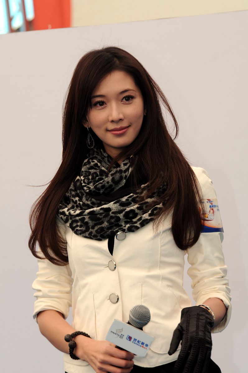 2011年1月15日,林志玲一早来到上海西郊百联购物中心露天广场,为代言