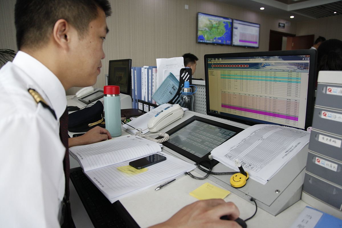 按以下内容写一篇感悟作为空中交通管制员全体必须清醒深刻认识到安全是不可触碰的高压线遇到安全与效率有矛盾时必须在不触碰安全底线的前提下提升效率不得以提升效率为借口忽视安全。在一些情况下可以同时兼顾安全与效率例如1更好的调配方案2班组成员的互相积极配合使沟通交流机制不流于表面3师傅和徒弟互相了解更顺畅的指挥飞机。