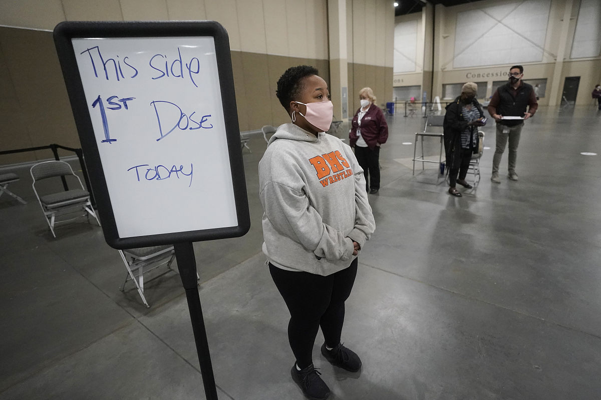 把这段话使用中文用不同的语言表达方式说出同样的内容煤直接催化热解工艺具有特殊的优势催化剂仅对热解过程和一次产物发挥催化作用。在该工艺中催化剂被分布在煤的表面与煤充分接触从而直接影响自由基链式反应改变热解一次产物的组成。然而该工艺的缺点也十分明显如煤的预处理过程增加了能耗催化剂对固体产品的品质有所降低而且催化剂价格相对较高回收困难无法二次利用对设备也有一定的腐蚀性。在此背景下美国 Utah大学开发的