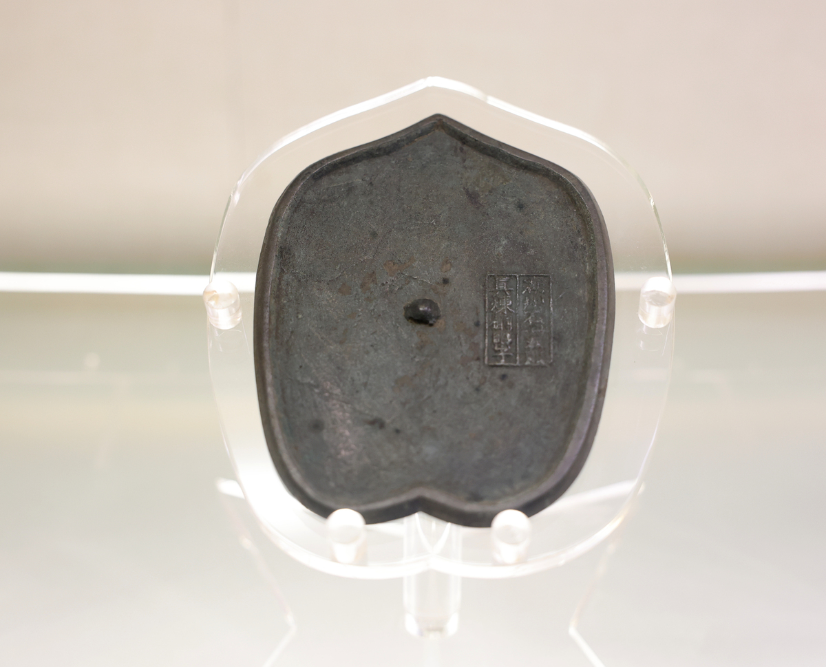 装墨水的是桃子型的石砚是什么时候的 用250字帮我描述