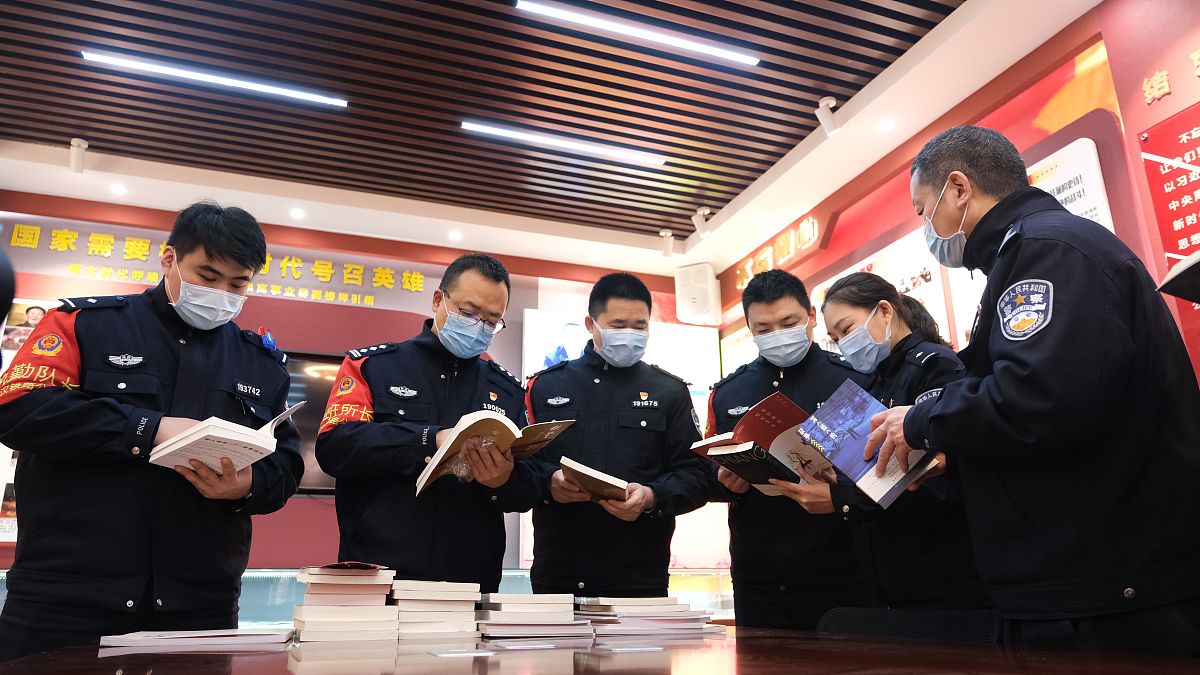 常山县为了进一步在多跨协同中提高执法整体实效全力推进县乡间、部门间、执法与监管三个协同形成跨部门、跨区域、跨层级执法联动协作机制。这句话意思不变换一种方式怎么说？