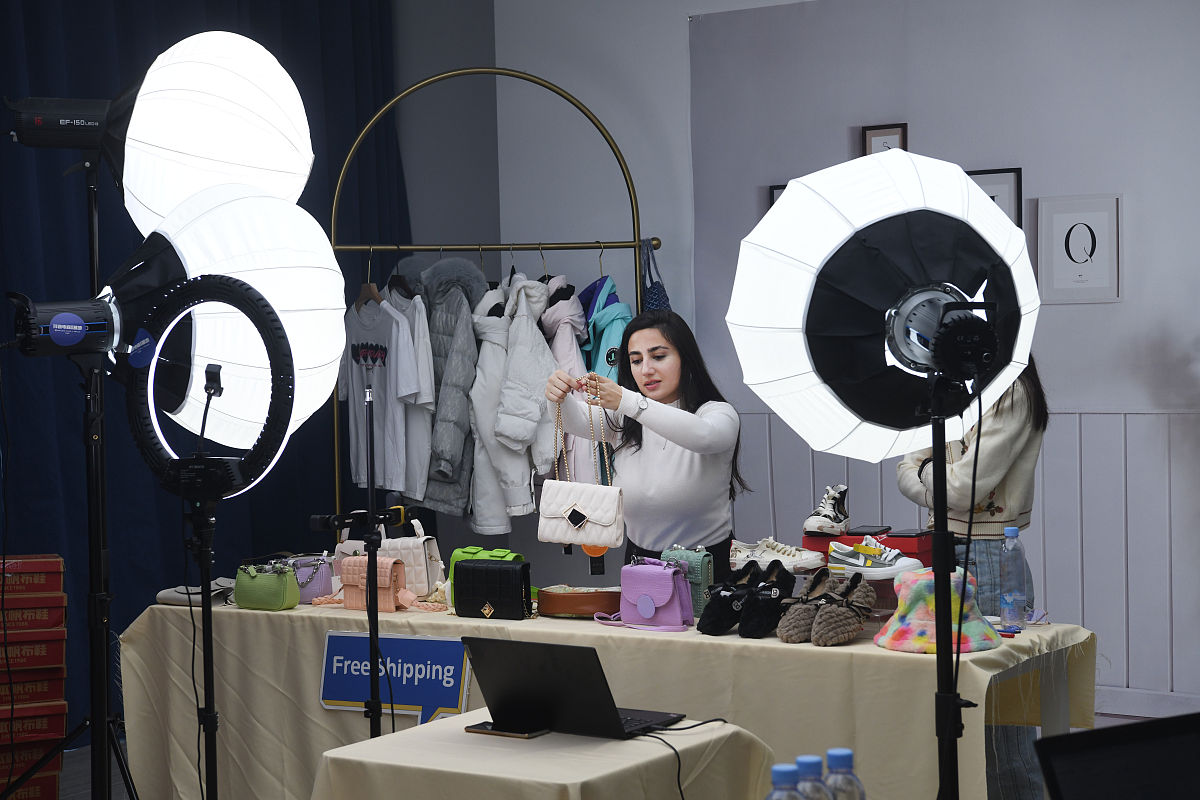 抖音女装直播计划：打造中大淑风格，吸粉涨销秘诀