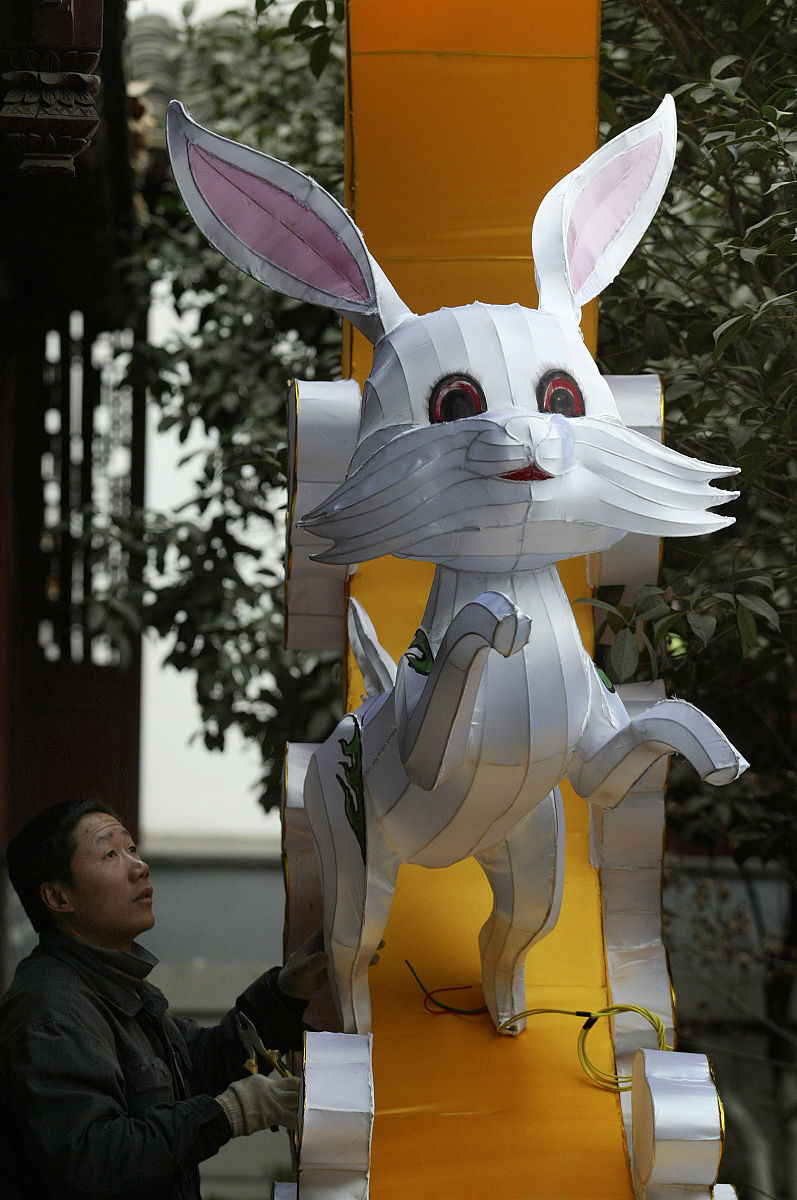 2011年1月21日,南京夫子庙,民间艺人在安装制作兔子彩灯迎接兔年新春.