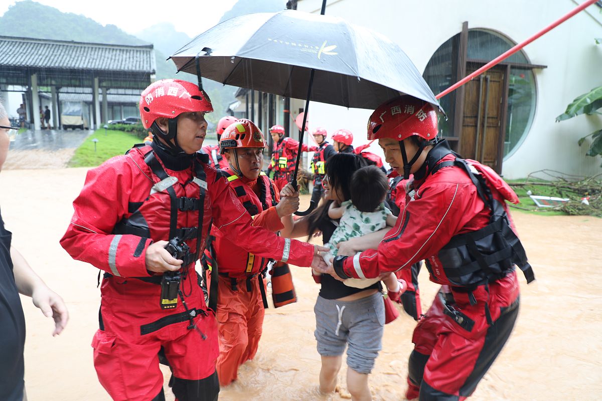 本次夏令营包含消防演习训练、自然灾害自救演练心肺复苏术、防踩踏、止血包扎、固定搬运真人cs。根据以上内容扩写成一个500字的招生文案。