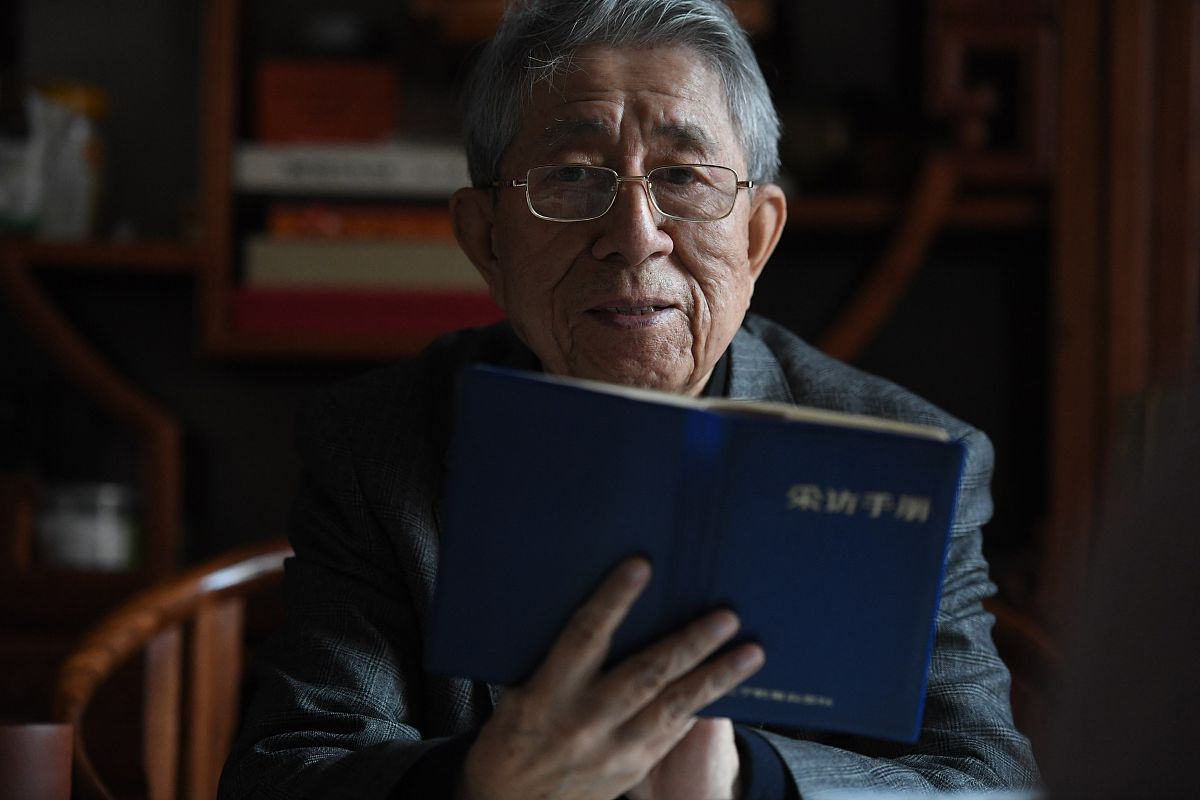 2020年12月3日,在沈阳王贺良书法工作室接受采访的书法家王贺良.