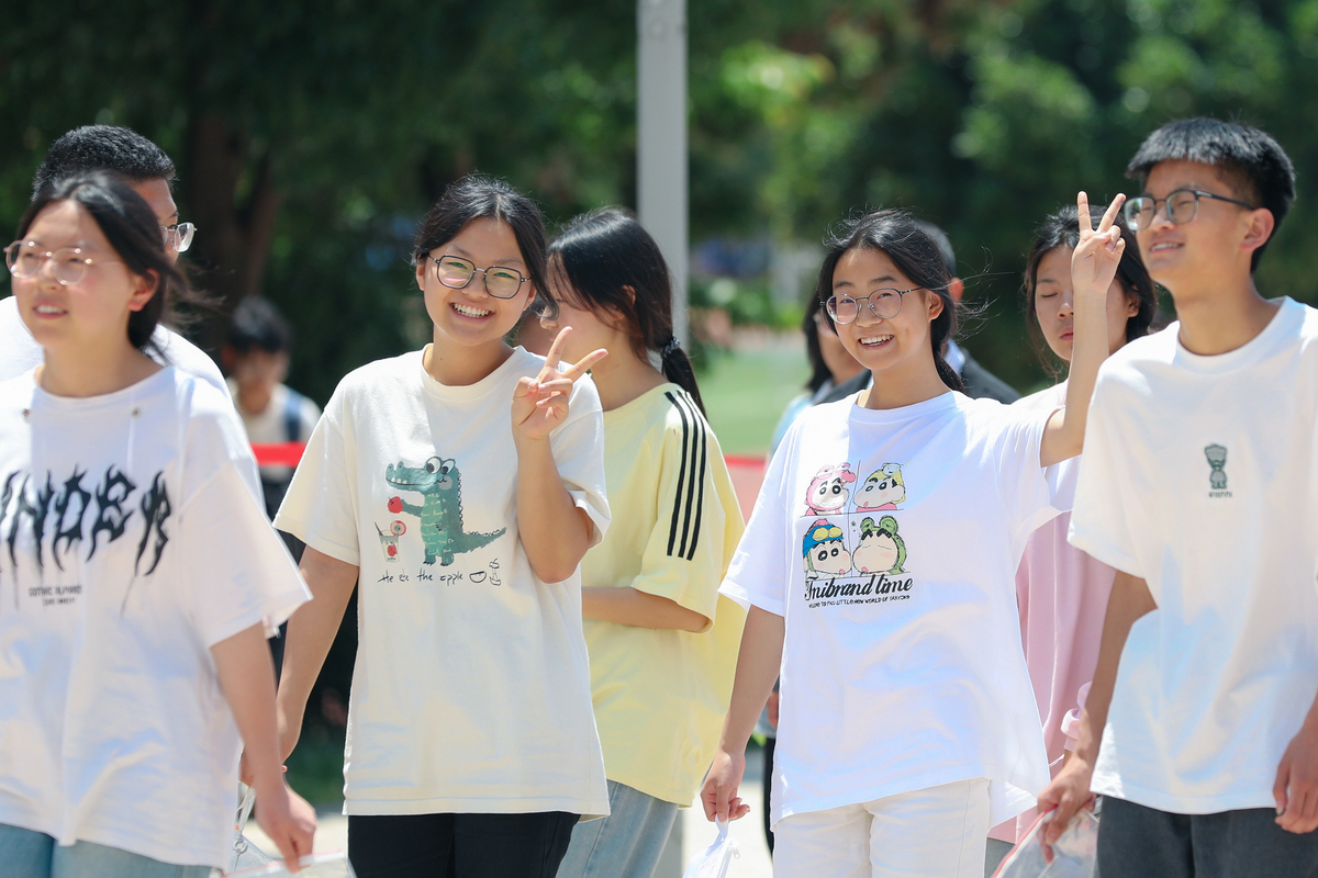 改写：三人行必有我师焉。感谢课题组的同门们在我三年的研究生生涯给予的帮助与鼓励为我三年中的科研工作打下良好的基础；感谢室友们和在读研期间相识的伙伴们为我的研究生生活带来的温暖与欢乐。