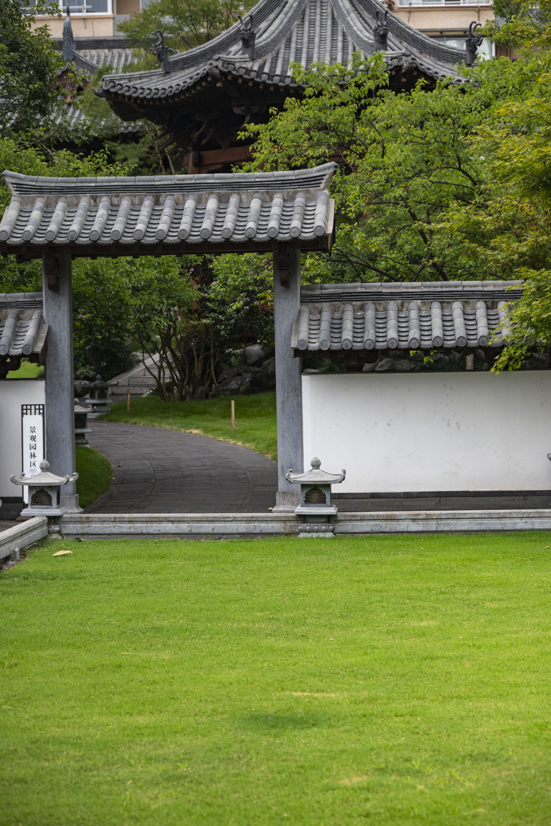 提炼重要的三个英文关键词四合院又称四合房是中国的一种传统合院式建筑其格局为一个院子四面建有房屋从四面将庭院合围在中间故名四合院。四合院就是三合院前面又加门房的屋舍来封闭。若呈口字形的称为一进院落；日字形的称为二进院落；目字形的称为三进院落。一般而言大宅院中第一进为门屋第二进是厅堂第三进或后进为私室或闺房是妇女或眷属的活动空间一般人不得随意进入难怪古人有诗云：庭院深深深几许。庭院越深越不得窥其堂。四