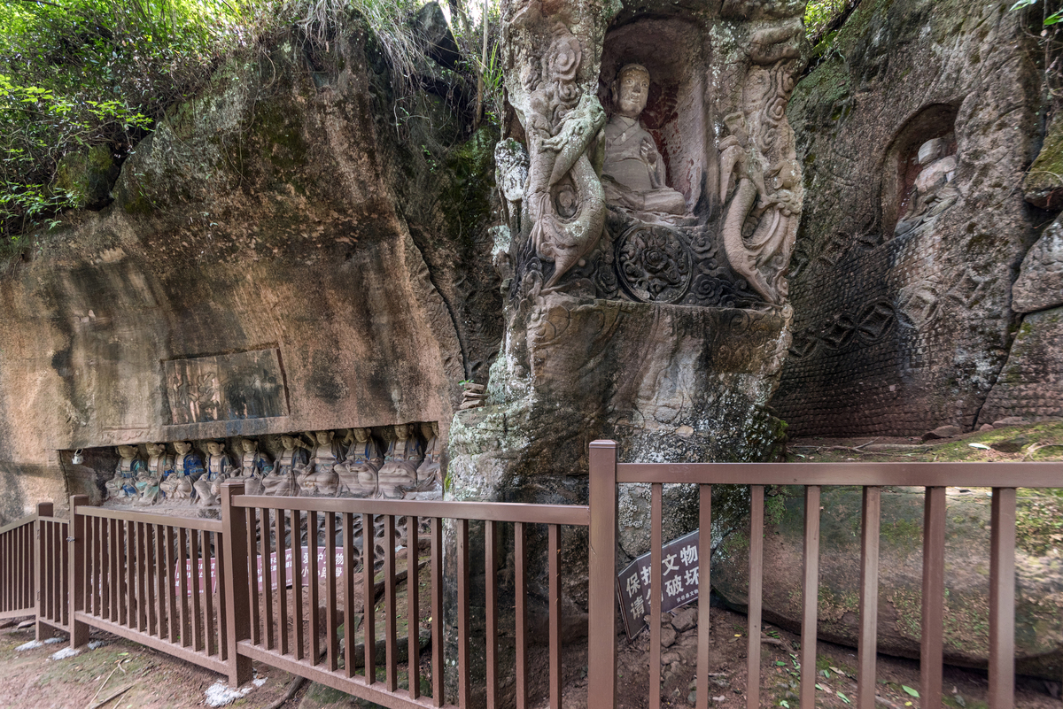 自贡历史遗迹：宝顶山石窟、沙湾古镇、赵公山古墓群