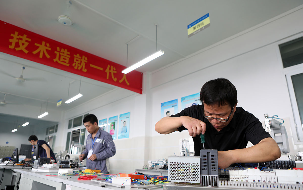 成渝地区双城经济圈铁路综合客运枢纽选址及布局优化研究