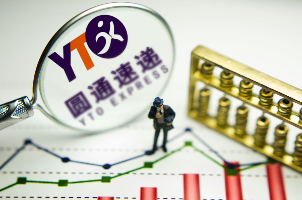 阐述1000字：通过明确三方职责分工提升运营效率并增强风险防范能力。目前公募基金+ABS+项目公司的《基础设施 REITs 》的交易框架受到了众多三方的关注这也需要他们之间的协调一致。因此必须清楚地界定每个参与方的职能以防止职能的混乱并且促进不同机构之间的沟通协调以保证每个人的信息能够被正确、快速地传递。应当加强对工作的有力监管严厉打击任何违反法规、损害投资者权益的行为以期达到更好的管理水平有效预