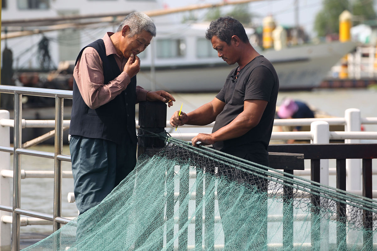 一个段落描述长江流域港口资源有限