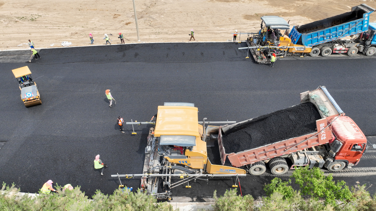 请结合路面水稳和沥青摊铺过程列明工人分工和安全存在风险