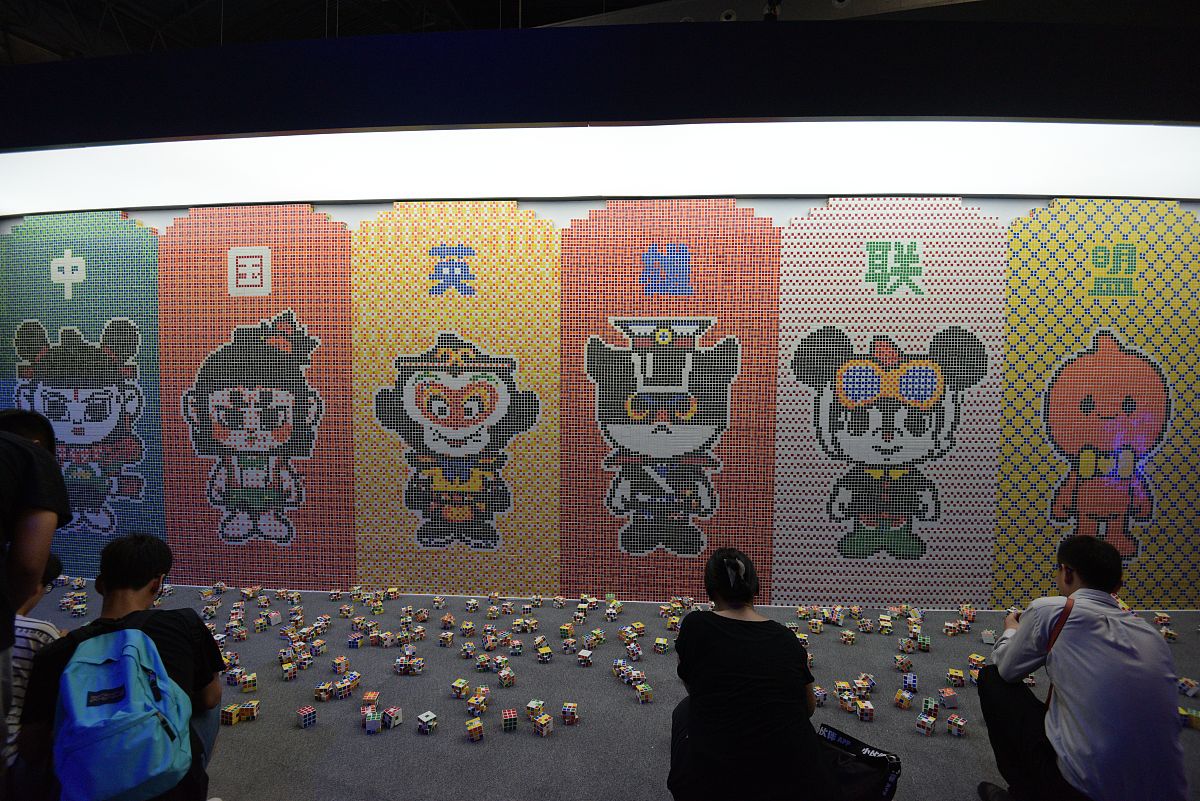 请列举10个亚文化圈子，并且受众群体消费能力良好的。