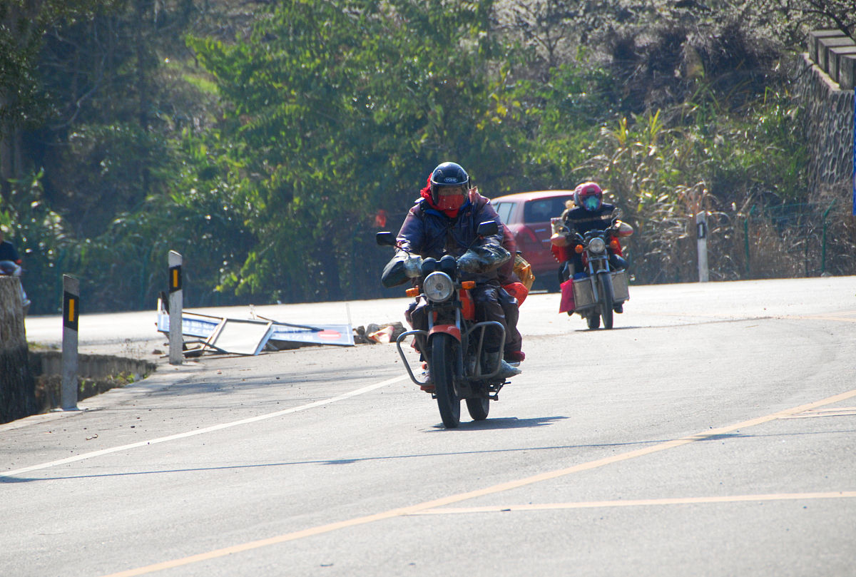 写篇关于我和女朋友小敏一起摩旅的长篇小说
