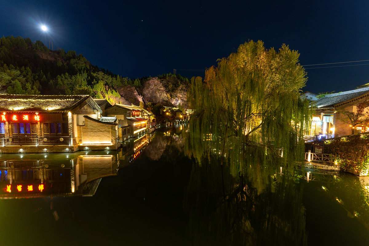 2021年10月17日,北京,秋天的古北水镇迷人夜景.
