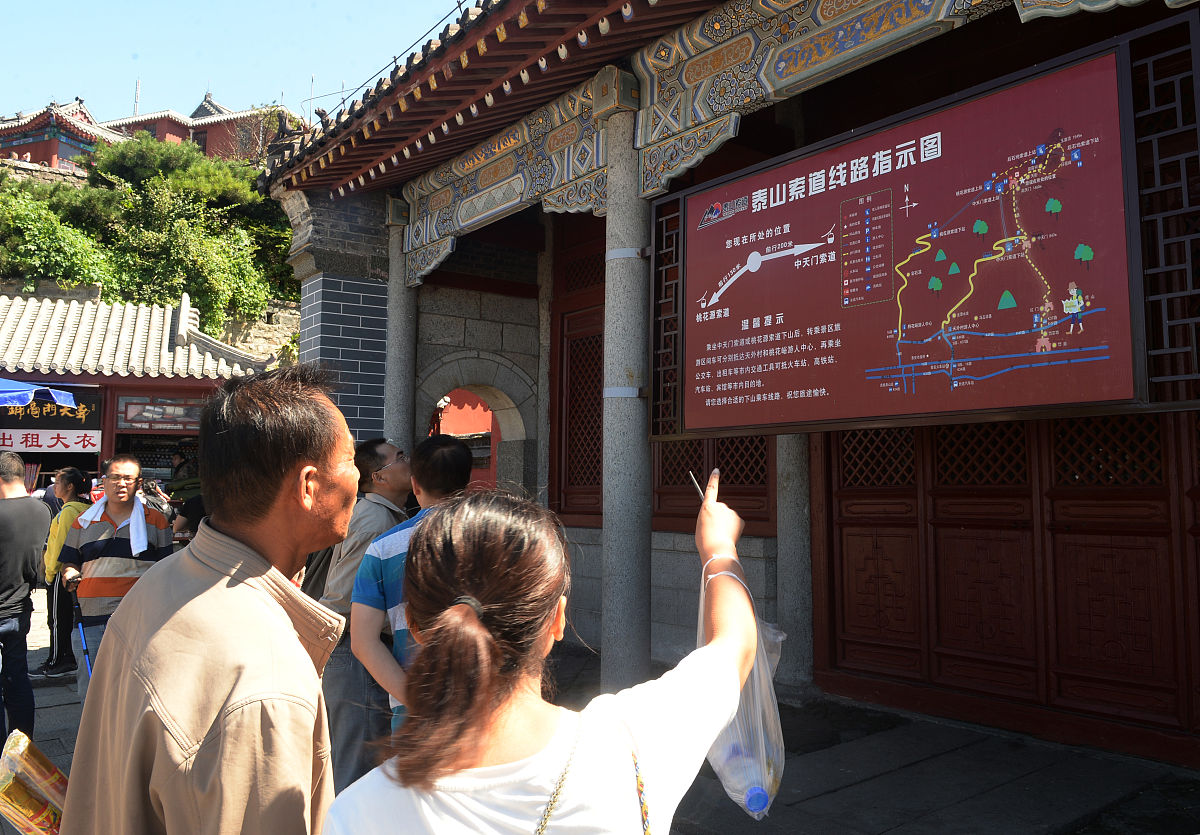 按照论文格式及语言特征从导游服务专业性有待提升、语言交流没有障碍、服务态度与质量偏低方面分析大召旅游区的游客吸引力。500字