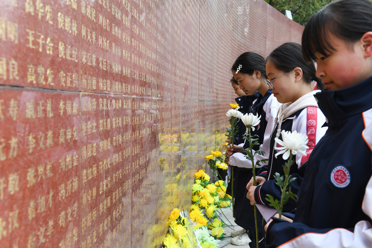 你好我需要重写一篇文章故事情节不变改变语言和用词字数不少于1500字以下是内容：2022年贵州一位姓雷的女士在给母亲扫墓时她发现母亲墓旁的一座坟墓常年为人问津显得分外凄凉。见此情景她有些于心不忍于是雷女士出于好心在临走的时候将这座坟墓打扫了一番没想到正是这个善意之举却误打误撞使得一段沉寂了多年的抗日英雄事迹重新回到了大众的视野。我们先将时间聚焦到2022年3月13日今天正是雷女士母亲的忌日她这天早