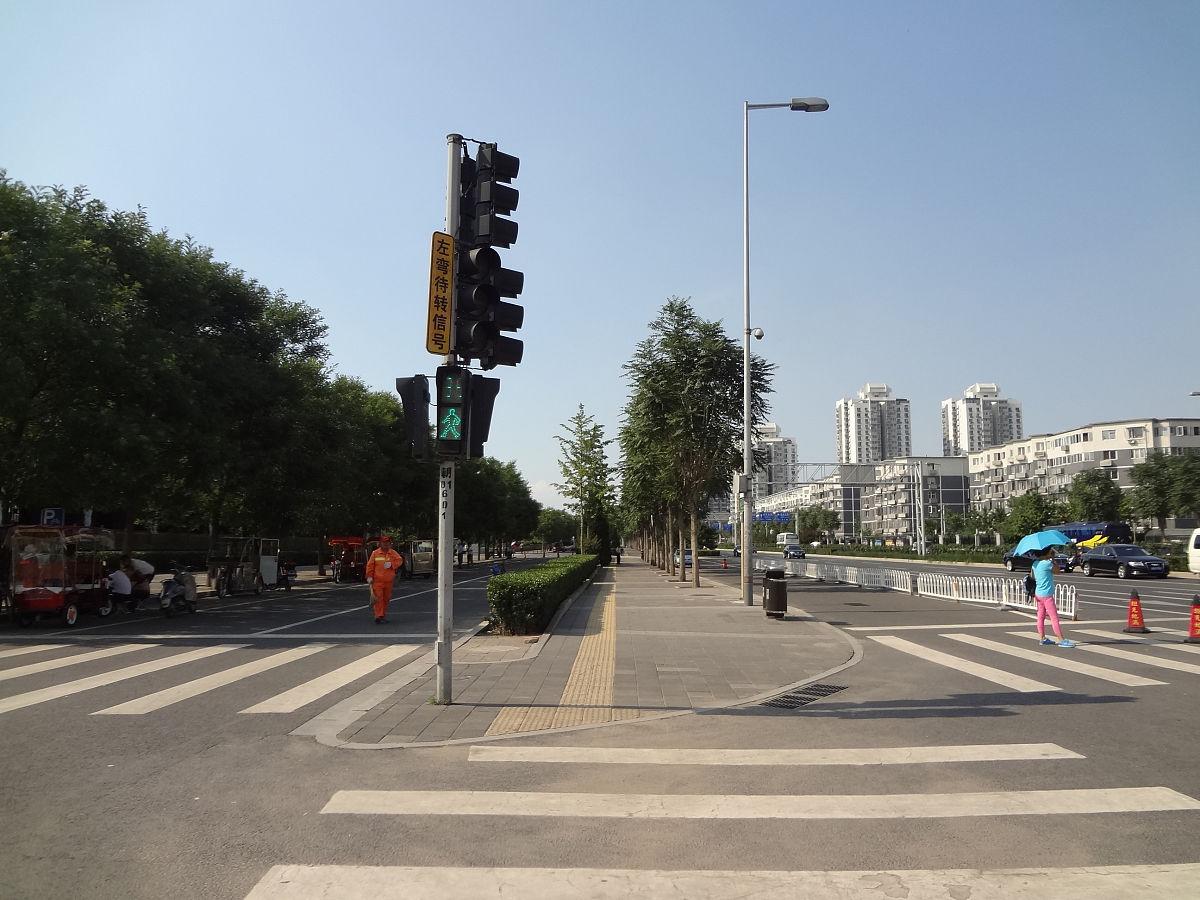 建国西路近吴兴路是单行道吗还是双行帮我用210字详细描述