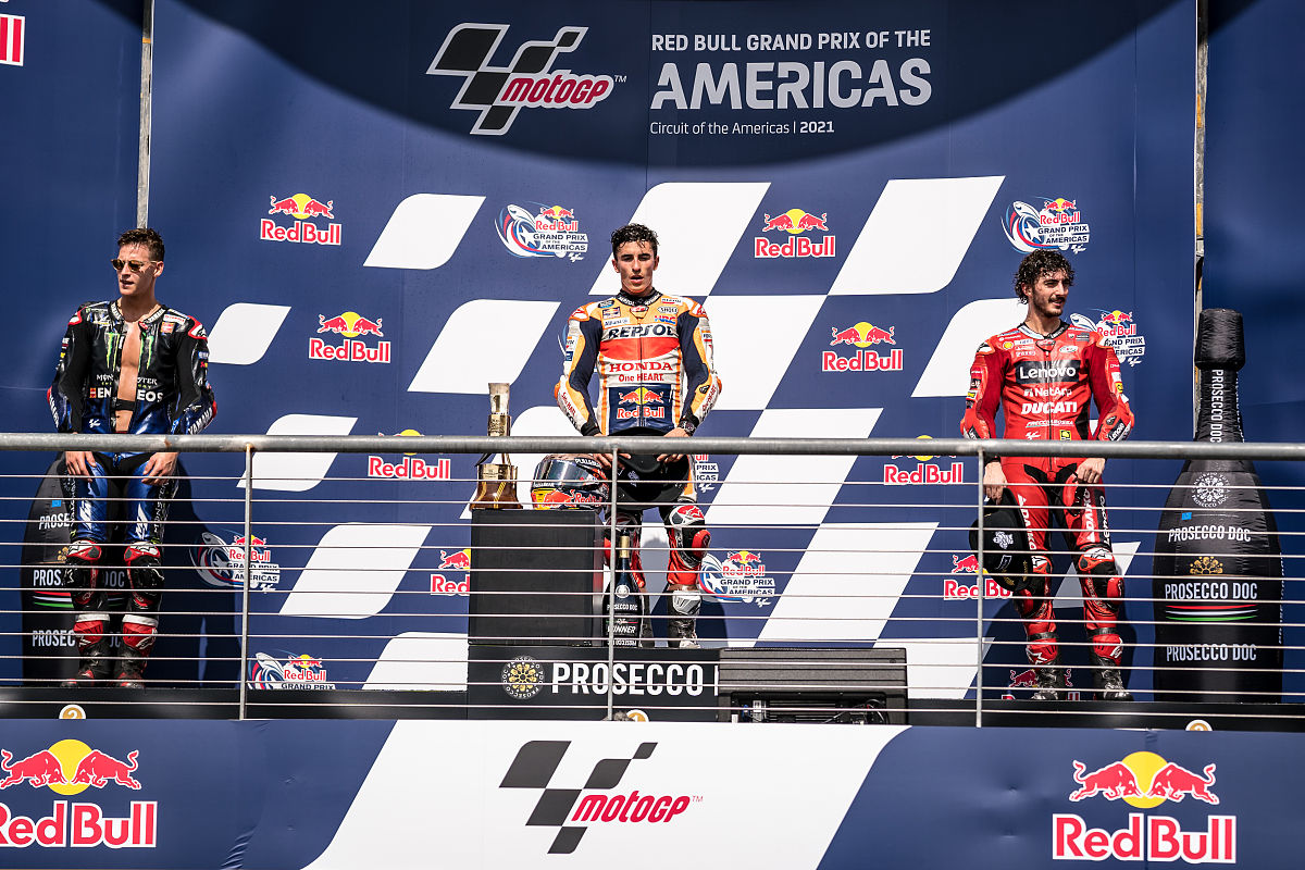 将下面json内容翻译为中文并保持json格式：comment Some of the big new features this year include the Exhaust Engine and improved cross-play title NHL 24 Gets a Release Date Cover Athlete and Its Official Reveal content