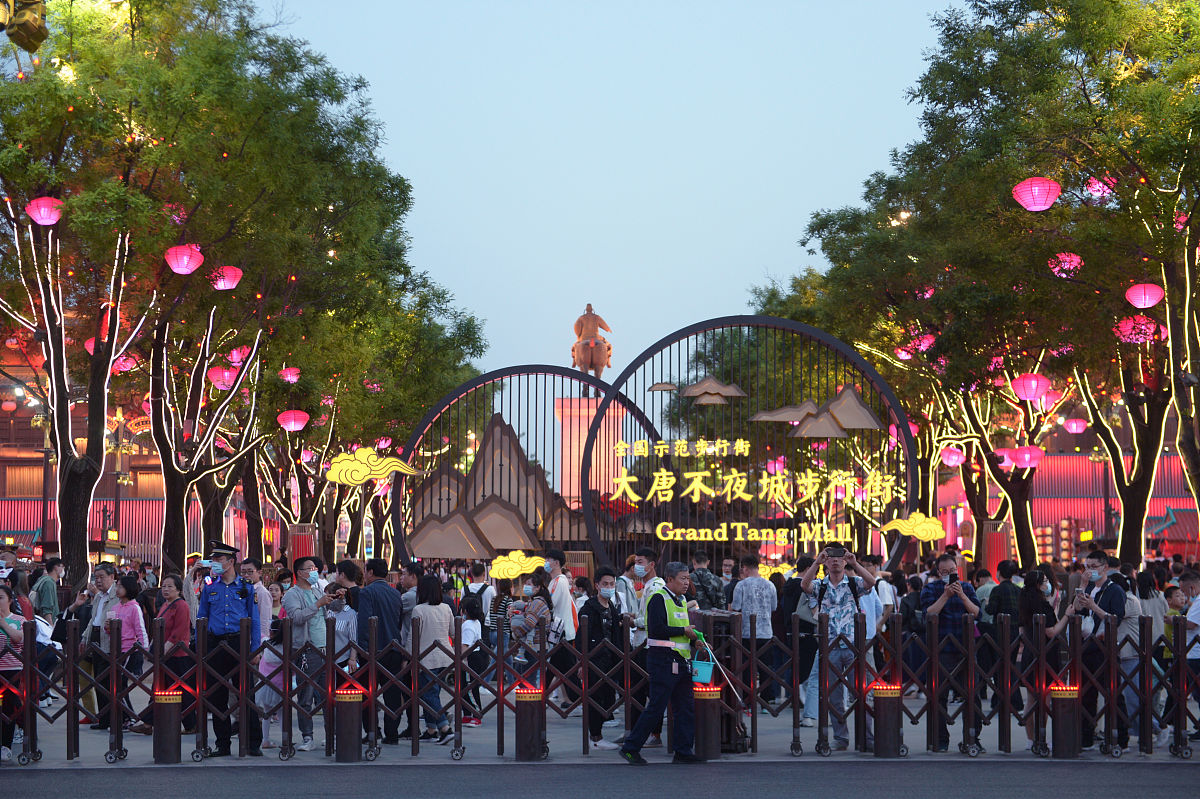 大学生放松选择：太原方特主题乐园 vs 西安历史文化之旅