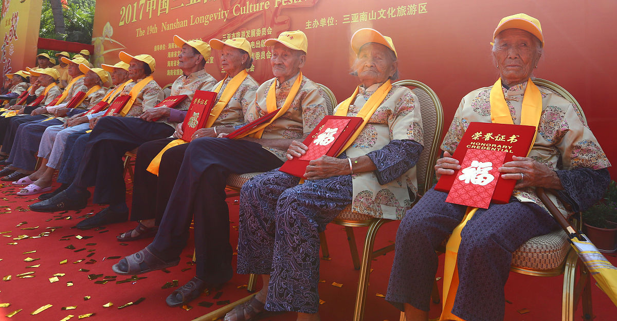 作为获得深圳市五一劳动奖章这一重要荣誉的员工荣艳东向即将成立70周年的中建一局公司送上祝福请帮他写一段祝福语祝福文字要有结合工作经历要有深度、力度100字以内