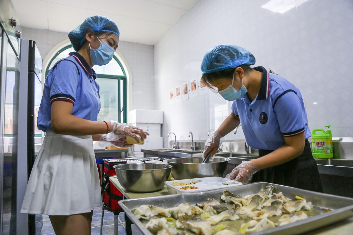 高校食堂疑现鼠头引争议，涉事餐饮公司中标信息引关注