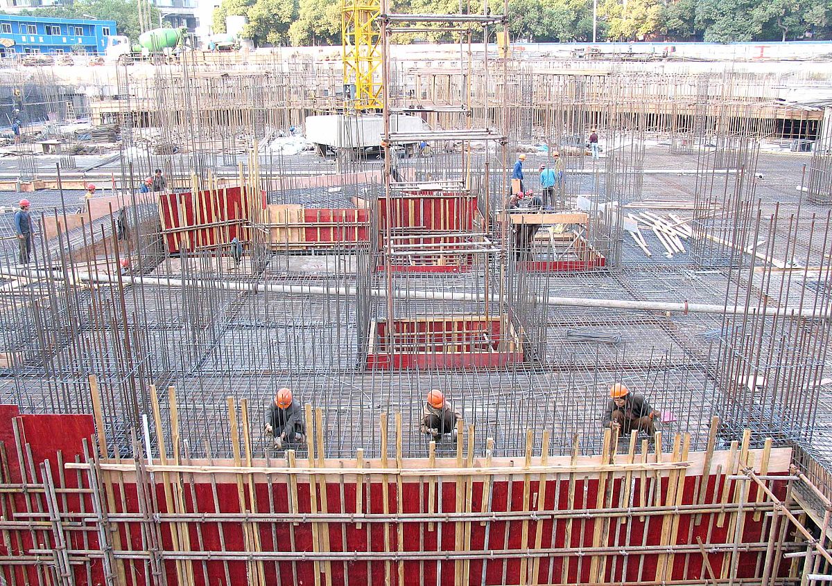 我国建筑钢材需求量近年大幅上升.+++_+++建筑工地,房地产,钢,建筑工
