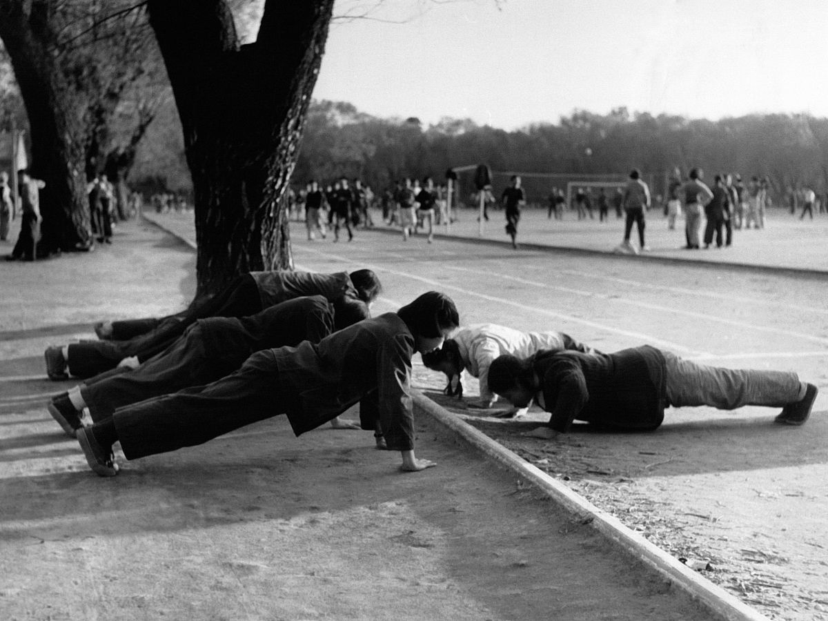 1950年代,中国某地,一座公园里正在做俯卧撑的中学生们.jeunes faisan