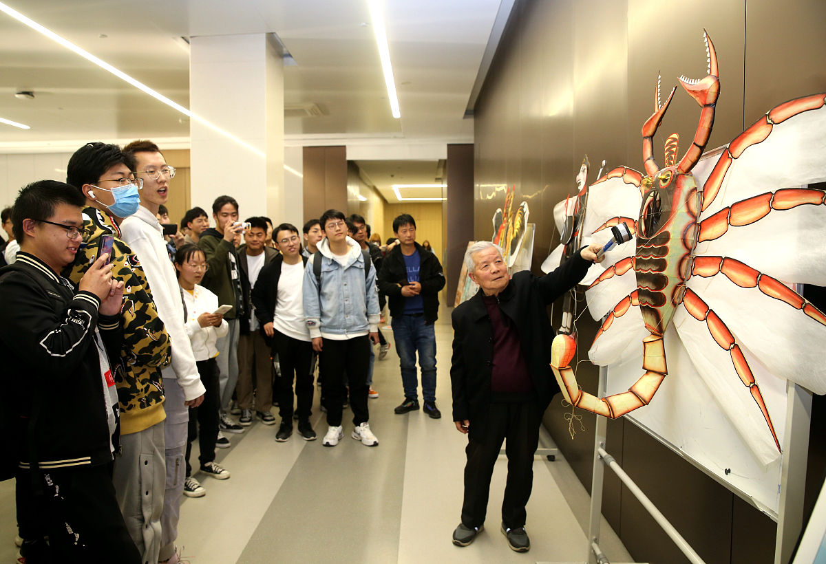 2021年3月23日,西安,以制作兵马俑战车风筝走红的非遗项目张氏风筝制