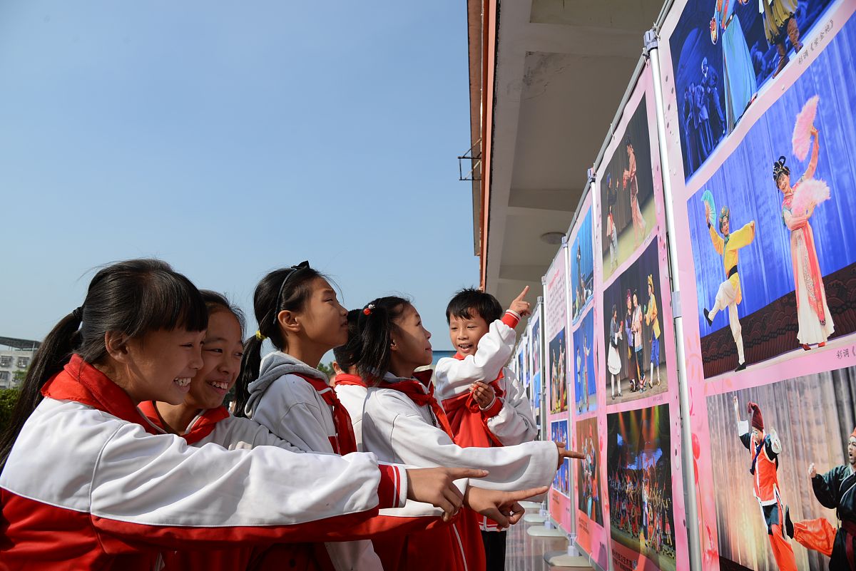 ‘红领巾寻访’：培养青少年家国情怀的有效实践