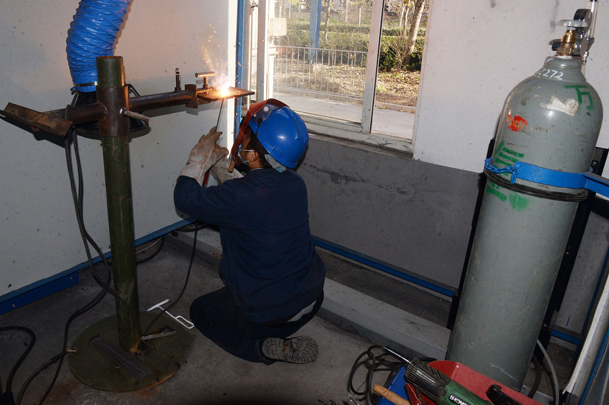 焊接作业照明灯电压限制：安全规范解析