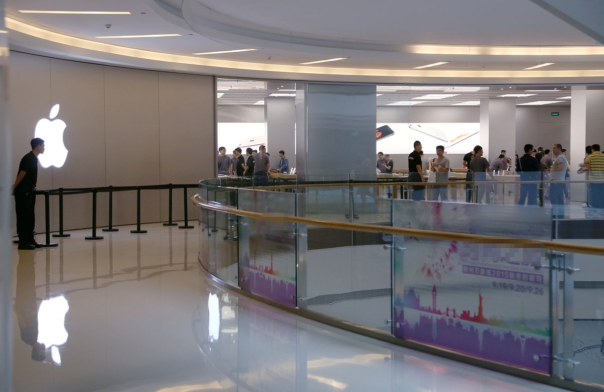 2015年09月25日,郑州,iphone6s上市开售,郑州华润万象城苹果商店门前