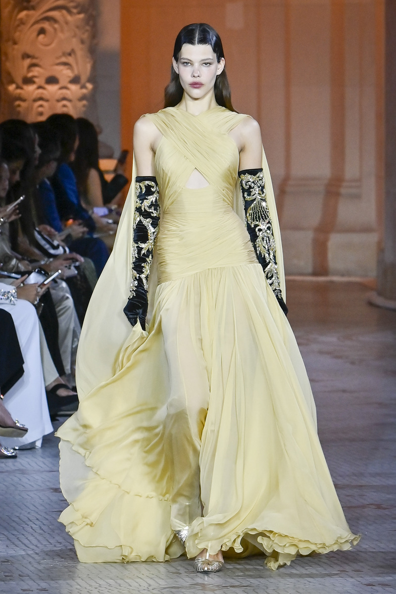 FENDI 2023秋冬高定：女性之美，多角度绽放