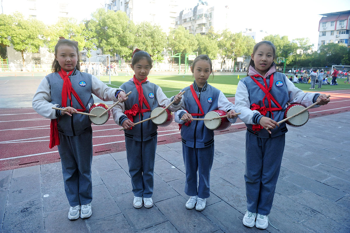 2020年11月13日,湖北省宜昌市秭归县实验小学学生在操场上进行腰鼓训