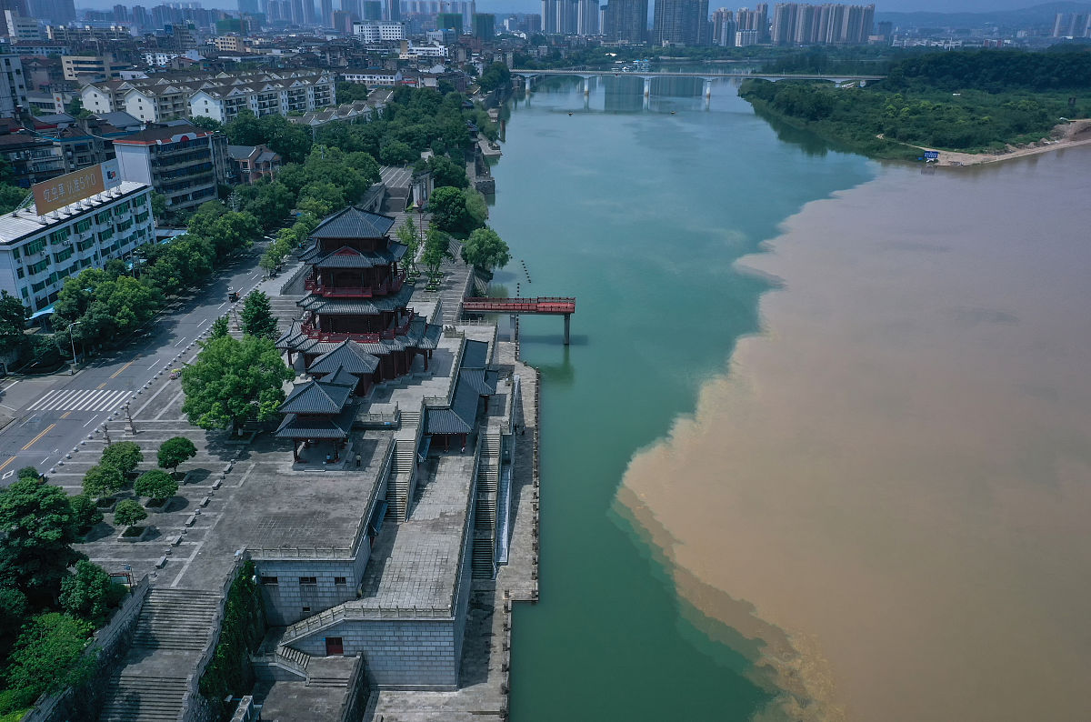 2021年7月15日,湖北省宜昌市,境内长江和清江交汇处泾渭分明的奇特景