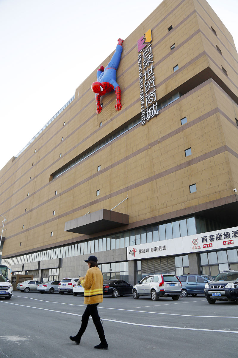 2017年12月25日,在郑州南四环的一栋高楼的外墙上出现了一只巨大的"蜘