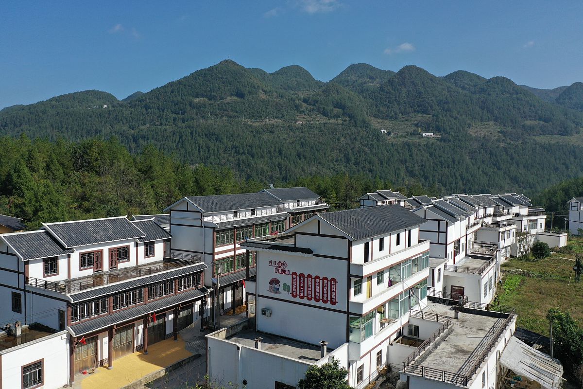 改下下面一段话，降低论文重复率：
由于我国的基础设施投入和基本公共服务供给总量有限，存在投入不均衡的现象。虽然近年来对人居环境设施的投入有所增加，农村人居环境也在不断改善，但由于长期的治理失位，农村人居环境整体上仍处于较低水平，是社会经济发展的突出短板。