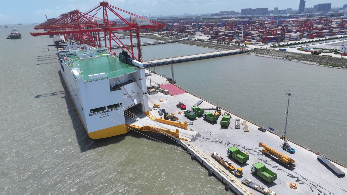 刘总好MV LAMBAY 兰贝 轮于盘锦港210泊位截止1600时卸货量共15600吨预计4号完货。4舱热损严重目前暂未开始卸货7舱于1227时开始卸货单独存放。目前卸货367舱37舱由卸粮机直接卸货到传送带至筒仓6舱由抓斗抓到传送带卸货至筒仓。在卸货过程中我方公估师不定时检查货物状况发现12356舱货物整体良好杂质较多部分货物存在轻微板结。7舱有部分货物霉变发现颜色深的豆粒较多已卸货。