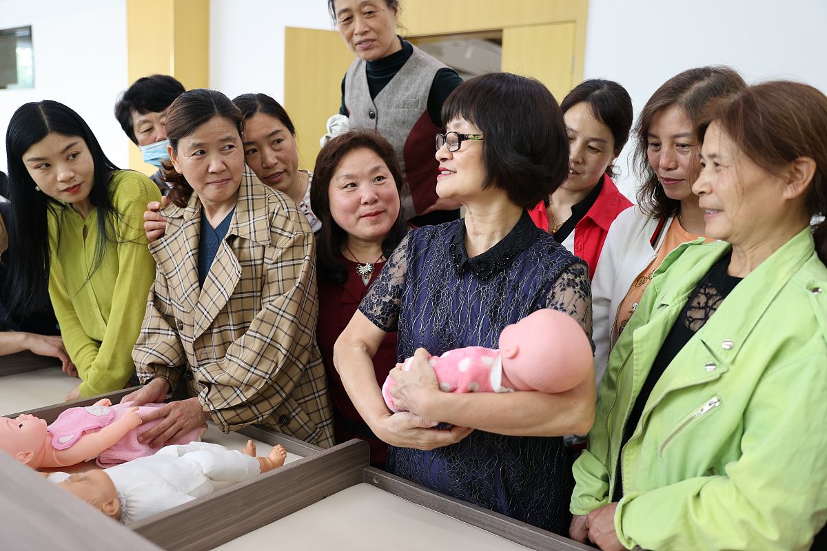 育婴师：早期教育不可或缺的角色，如何选择合适的育婴师？