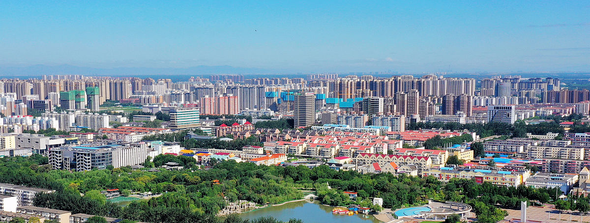 2021年8月1日,河北廊坊,市区天气晴朗能见度极佳.从廊坊市区人民公园