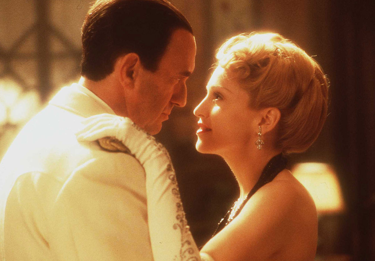 1997年,麦当娜拍摄电影《贝隆夫人》.e 371313 01: madonna and jonat
