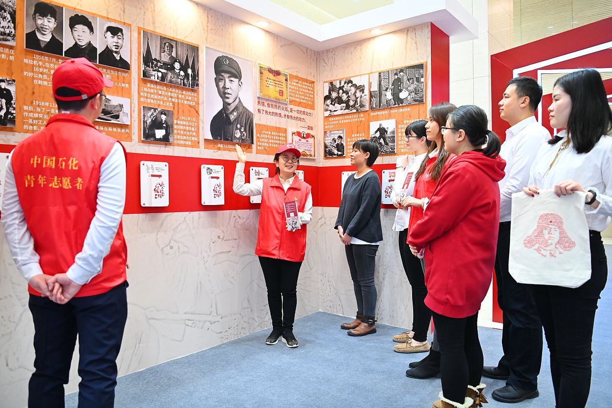 “互联网+”视阈下的大学生红色基因传承教育路径探索论文大纲